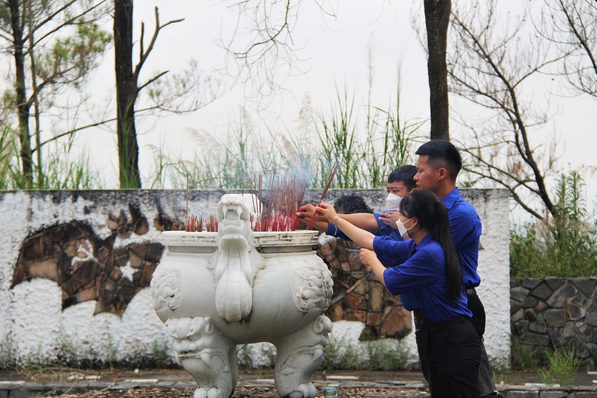 Rợp bóng cờ trên đường vào Khu di tích Tượng đài Vĩnh Trinh - Ảnh 11.