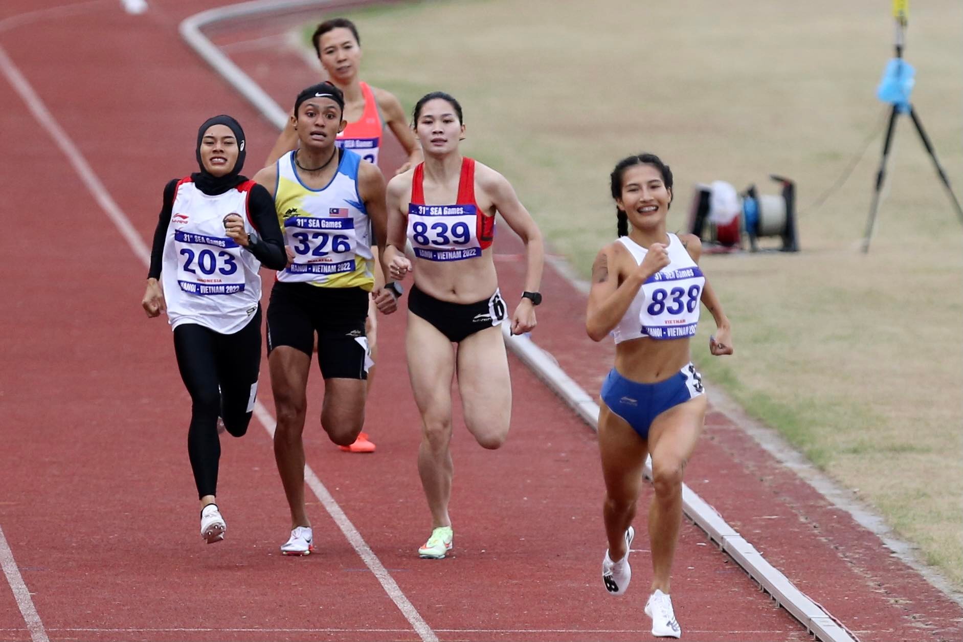 SEA Games 31: Người đẹp điền kinh bị chấn thương vẫn r&aacute;ng ho&agrave;n th&agrave;nh đường đua - Ảnh 3.