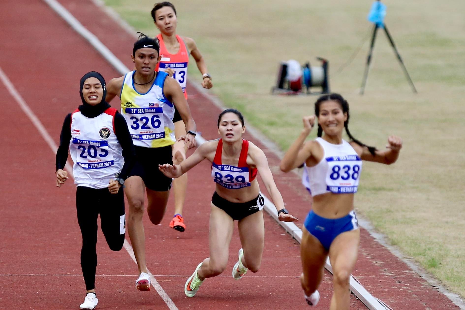 SEA Games 31: Người đẹp điền kinh bị chấn thương vẫn r&aacute;ng ho&agrave;n th&agrave;nh đường đua - Ảnh 4.
