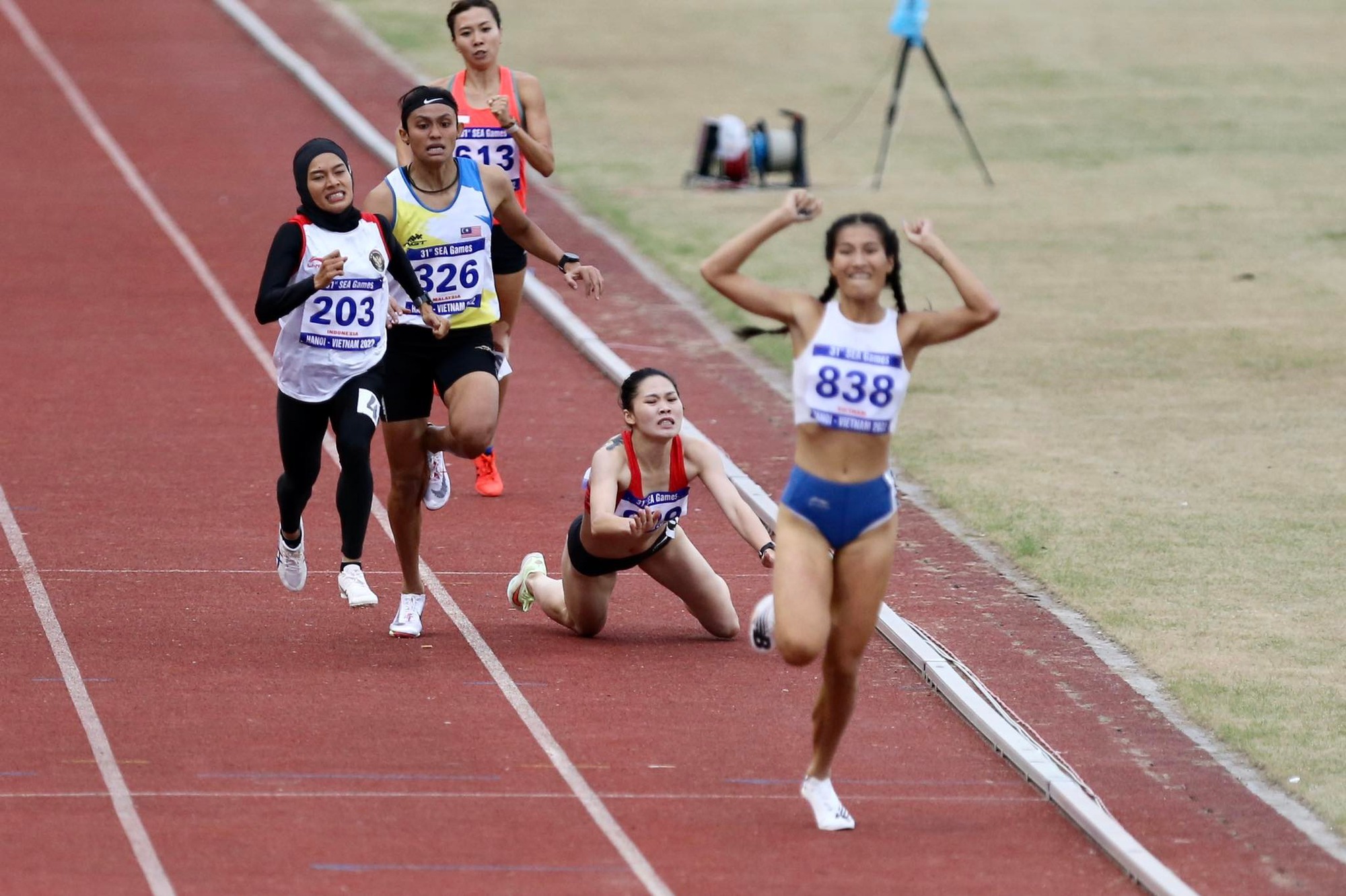 SEA Games 31: Người đẹp điền kinh bị chấn thương vẫn r&aacute;ng ho&agrave;n th&agrave;nh đường đua - Ảnh 5.