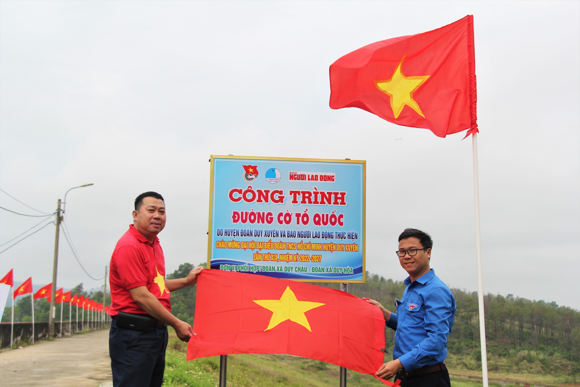 Rợp bóng cờ trên đường vào Khu di tích Tượng đài Vĩnh Trinh - Ảnh 2.