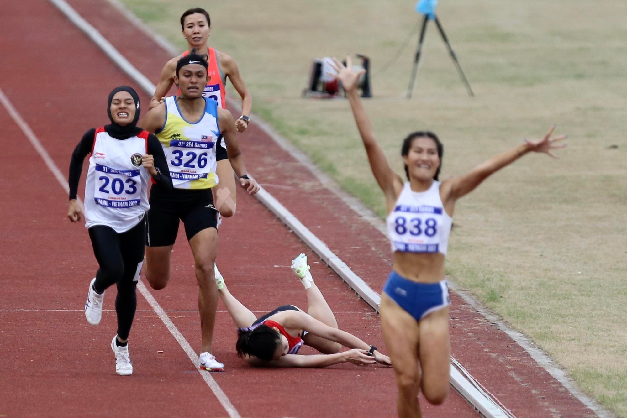 SEA Games 31: Người đẹp điền kinh bị chấn thương vẫn r&aacute;ng ho&agrave;n th&agrave;nh đường đua - Ảnh 6.