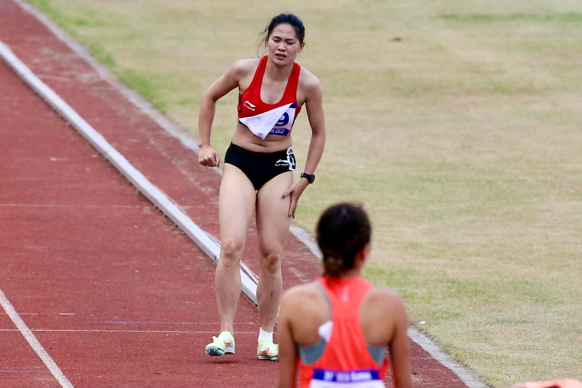 SEA Games 31: Người đẹp điền kinh bị chấn thương vẫn r&aacute;ng ho&agrave;n th&agrave;nh đường đua - Ảnh 8.