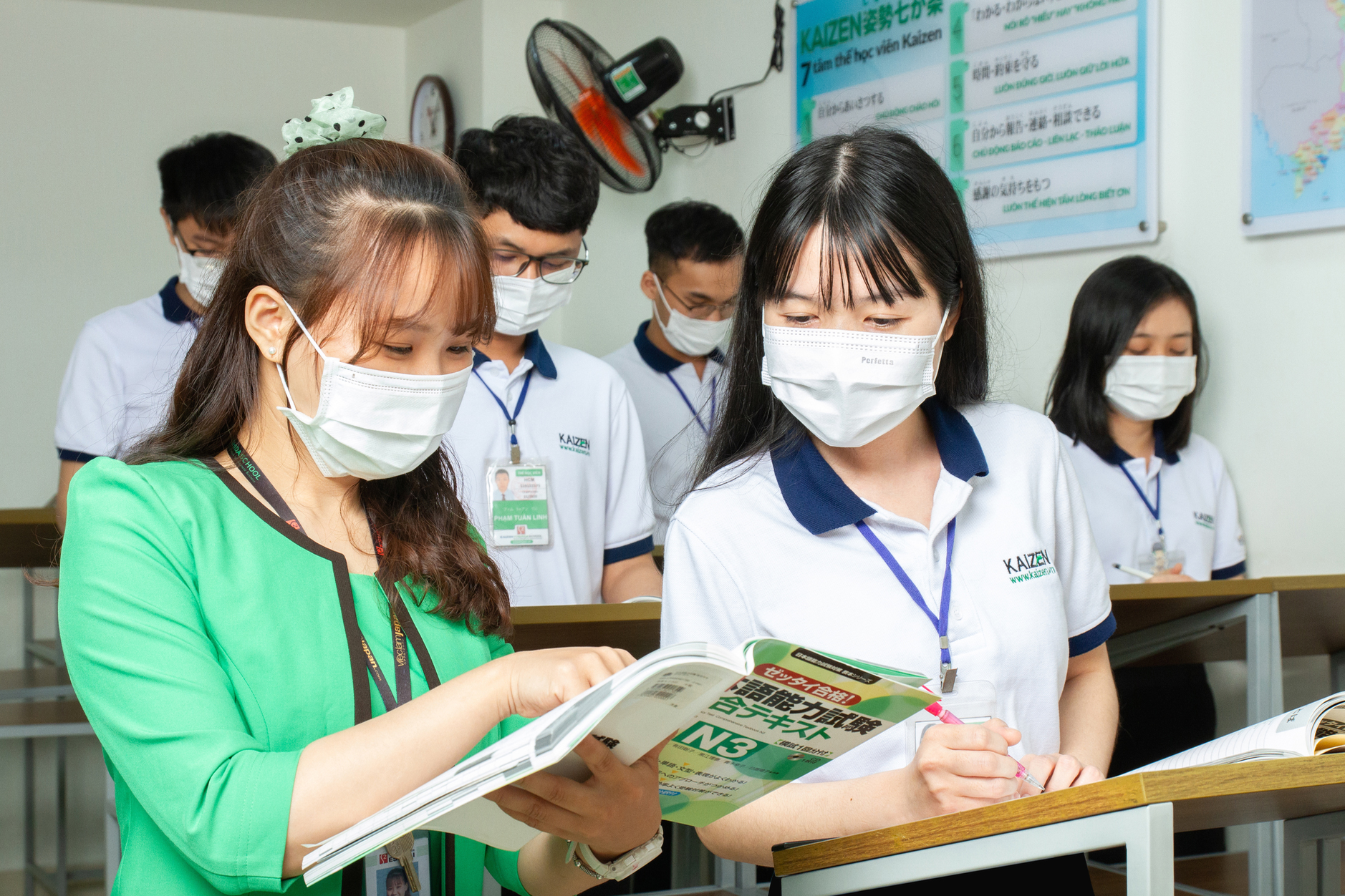 Lao động về nước kh&oacute; t&igrave;m việc - Ảnh 1.