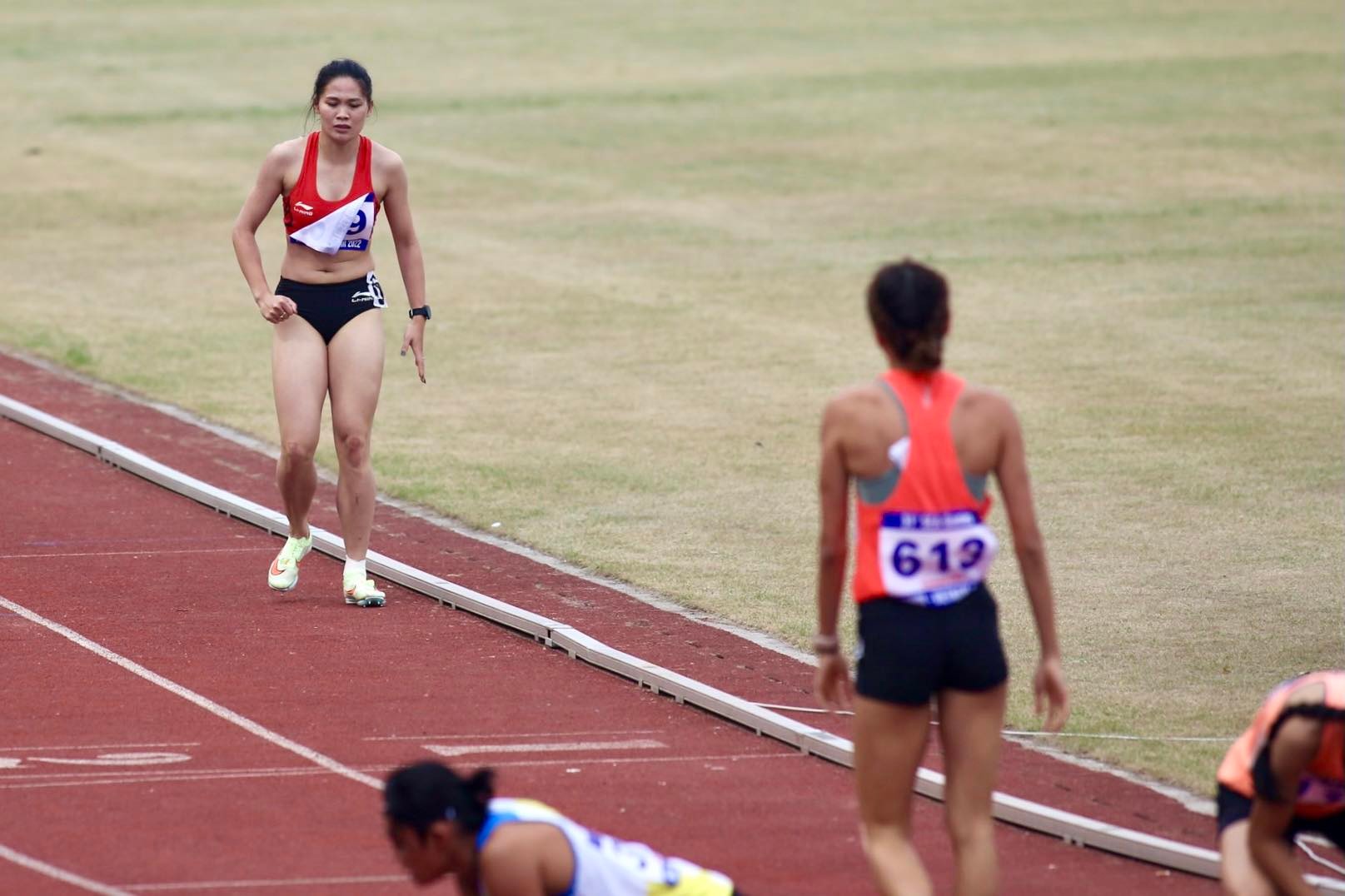 SEA Games 31: Người đẹp điền kinh bị chấn thương vẫn r&aacute;ng ho&agrave;n th&agrave;nh đường đua - Ảnh 7.