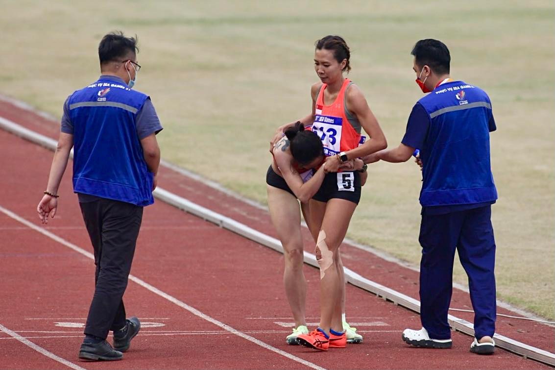 SEA Games 31: Người đẹp điền kinh bị chấn thương vẫn r&aacute;ng ho&agrave;n th&agrave;nh đường đua - Ảnh 9.