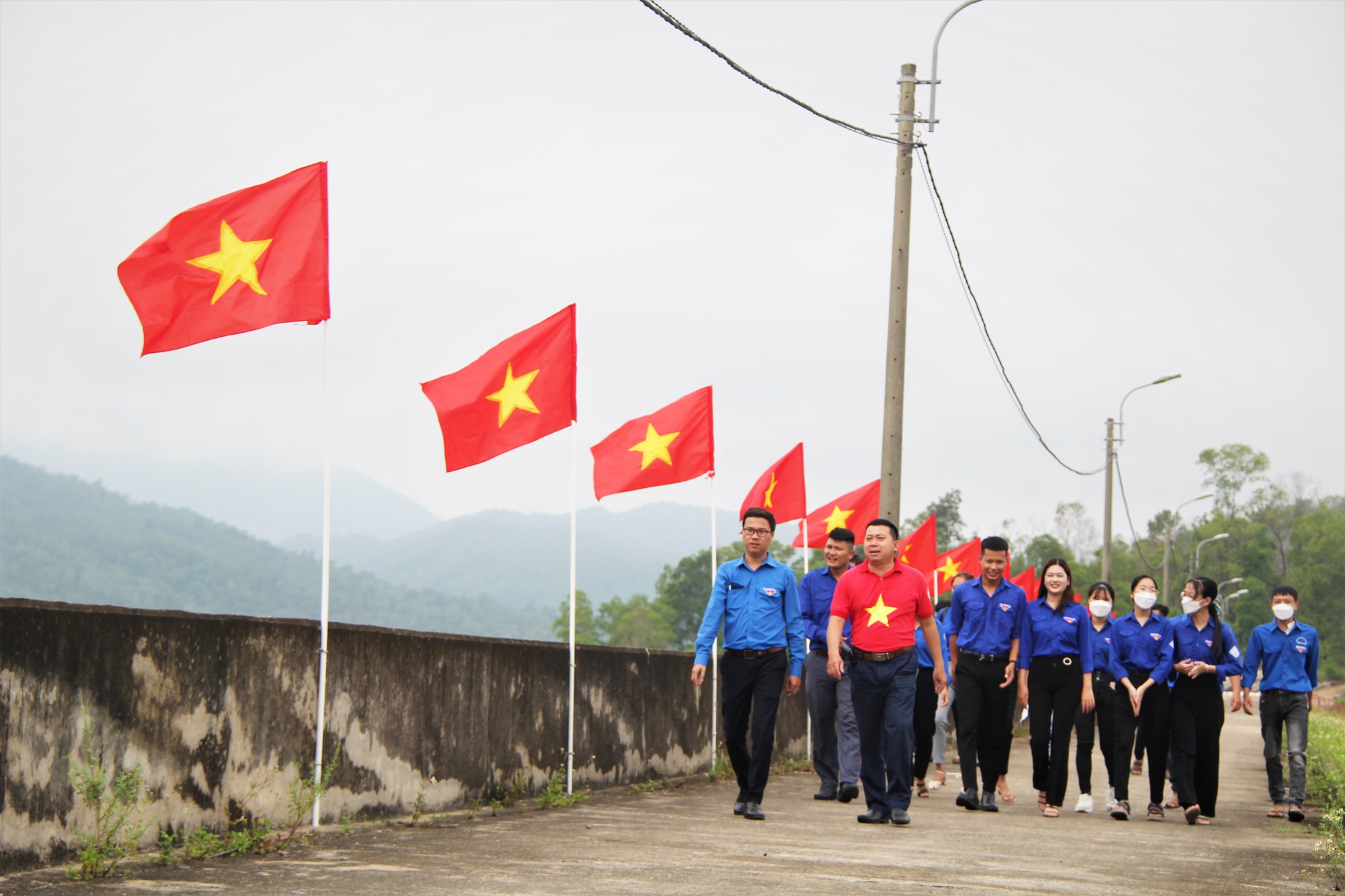 Rợp bóng cờ trên đường vào Khu di tích Tượng đài Vĩnh Trinh