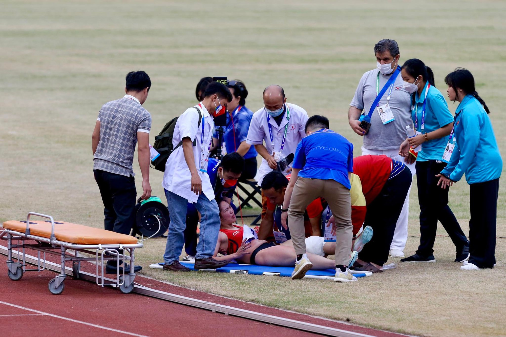 SEA Games 31: Người đẹp điền kinh bị chấn thương vẫn r&aacute;ng ho&agrave;n th&agrave;nh đường đua - Ảnh 10.