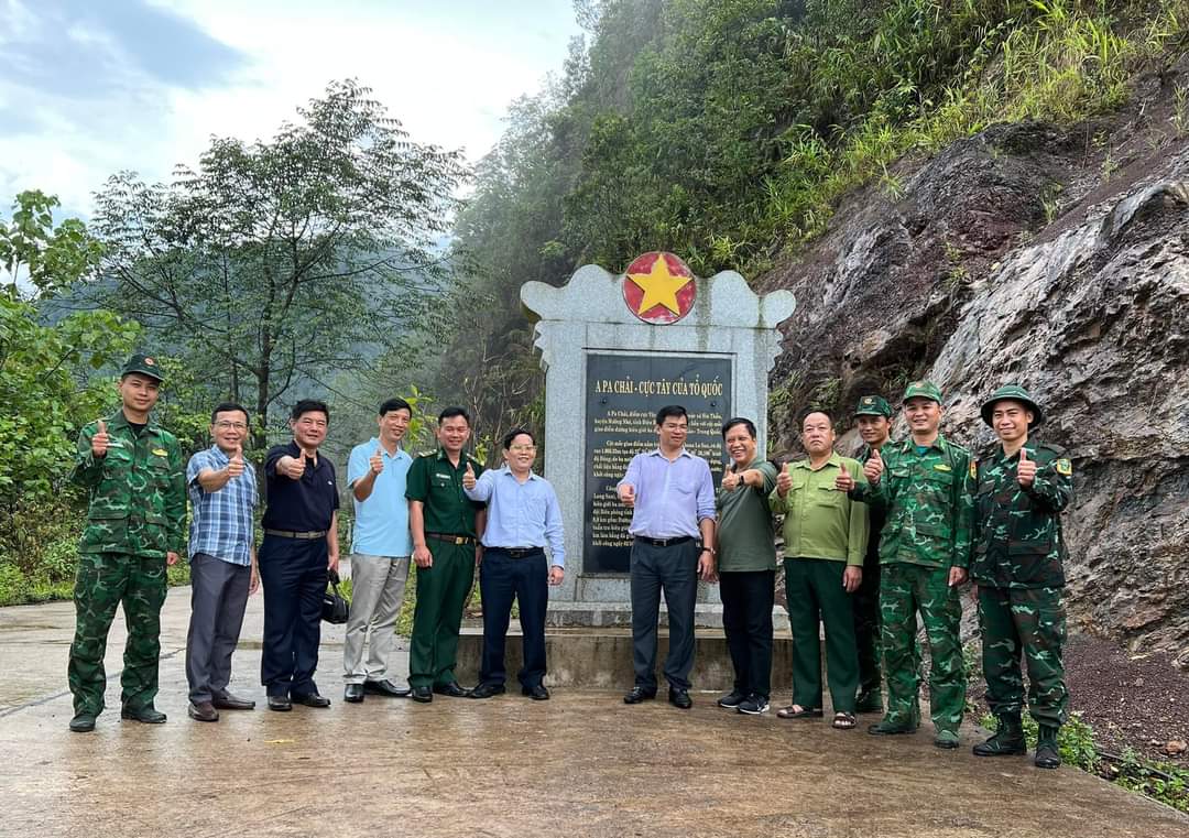 Cột cờ Tổ quốc nơi cực Tây!