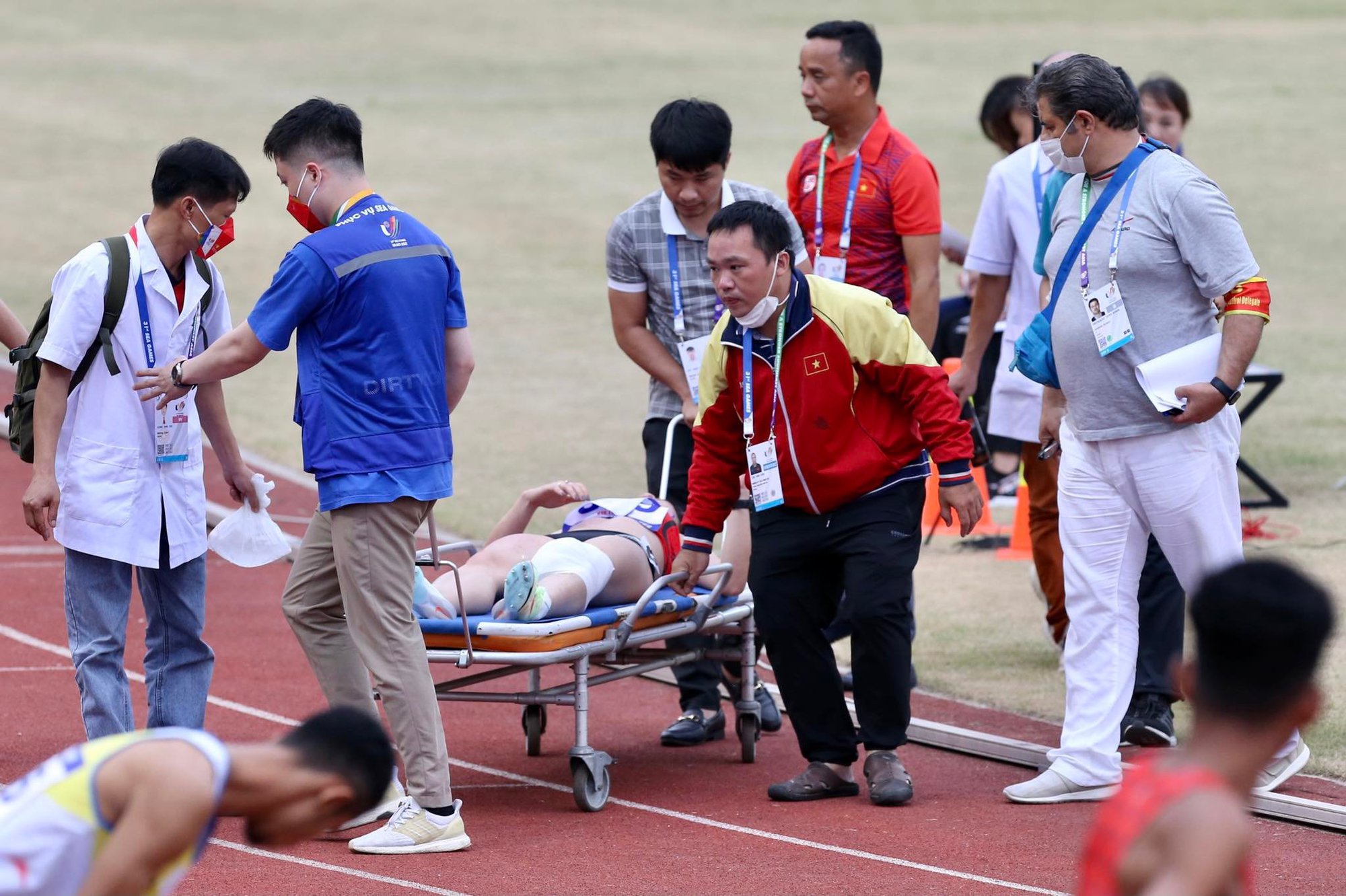 SEA Games 31: Người đẹp điền kinh bị chấn thương vẫn r&aacute;ng ho&agrave;n th&agrave;nh đường đua - Ảnh 11.