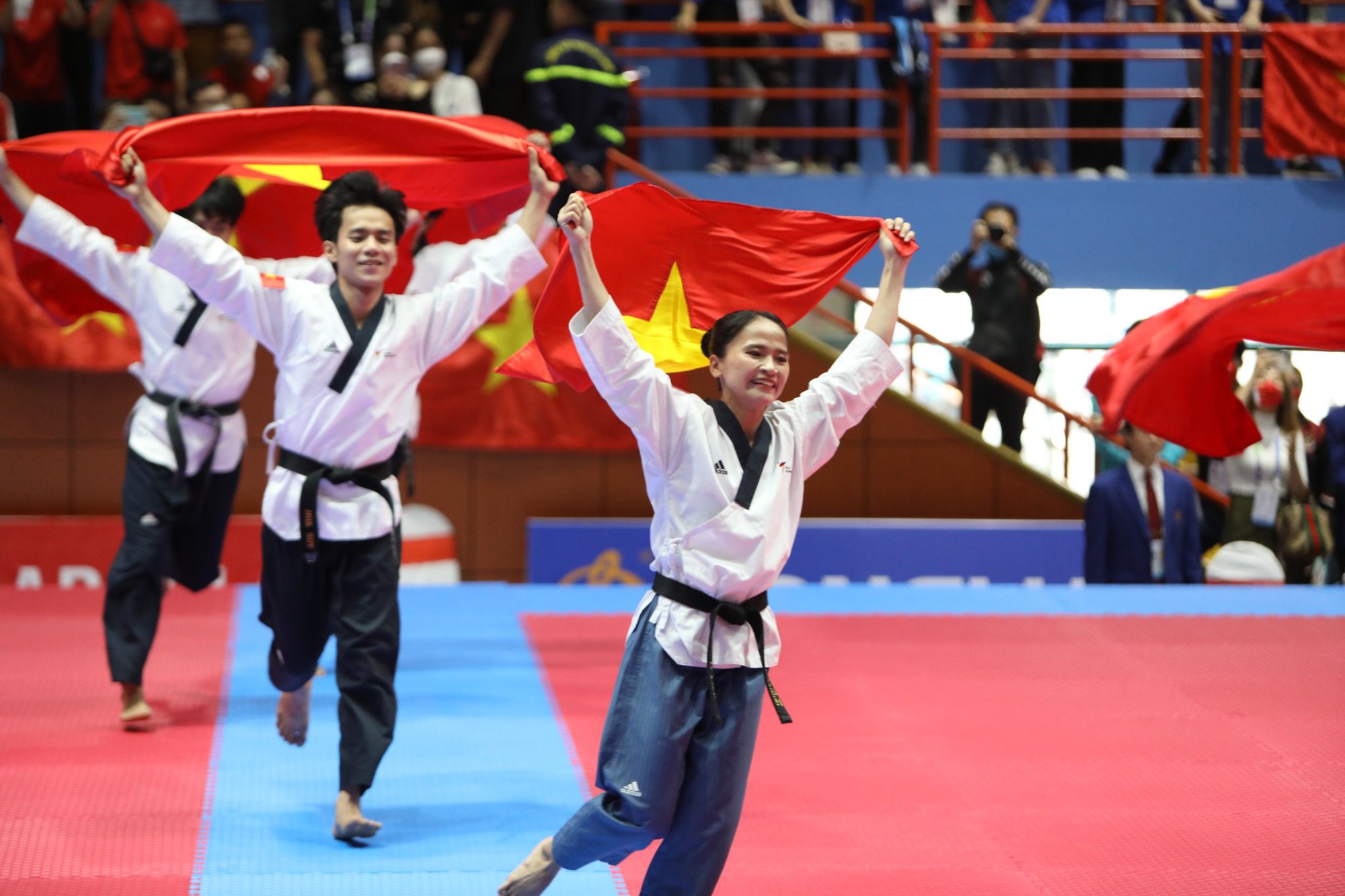 Clip: B&agrave;i thi gi&uacute;p Ch&acirc;u Tuyết V&acirc;n v&agrave; đồng đội đoạt HCV SEA Games - Ảnh 3.