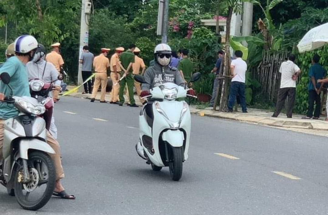 Hai người nước ngoài đi xe máy bị tai nạn tử vong
