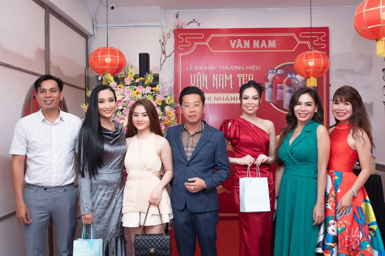 MC Thi Thảo c&ugrave;ng Hoa hậu Diễm Hương rực rỡ trong sự kiện khai trương thương hiệu tr&agrave; V&acirc;n Nam - Ảnh 2.