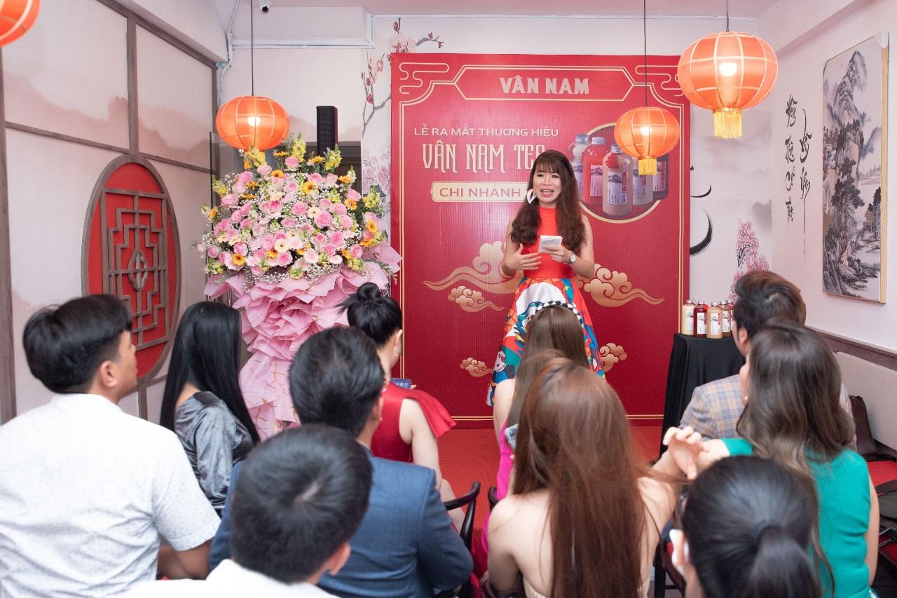 MC Thi Thảo c&ugrave;ng Hoa hậu Diễm Hương rực rỡ trong sự kiện khai trương thương hiệu tr&agrave; V&acirc;n Nam - Ảnh 3.