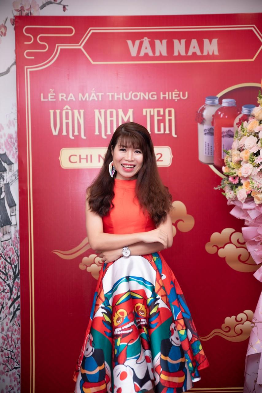 MC Thi Thảo c&ugrave;ng Hoa hậu Diễm Hương rực rỡ trong sự kiện khai trương thương hiệu tr&agrave; V&acirc;n Nam - Ảnh 4.