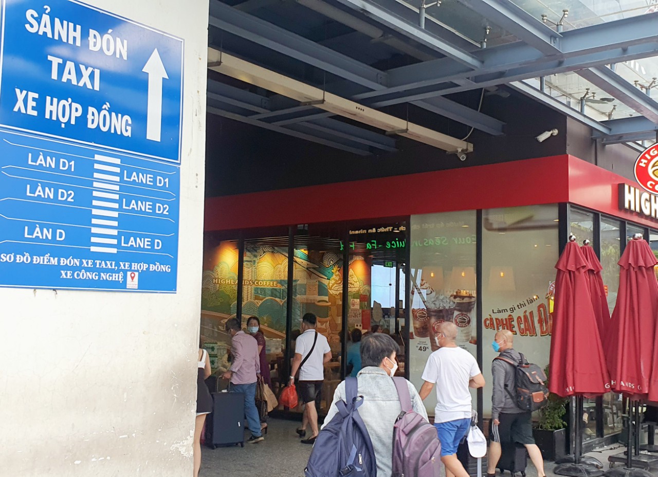 Tiến sĩ L&ecirc; Đăng Doanh bị l&agrave;m gi&aacute; khi đặt xe ở s&acirc;n bay T&acirc;n Sơn Nhất - Ảnh 2.