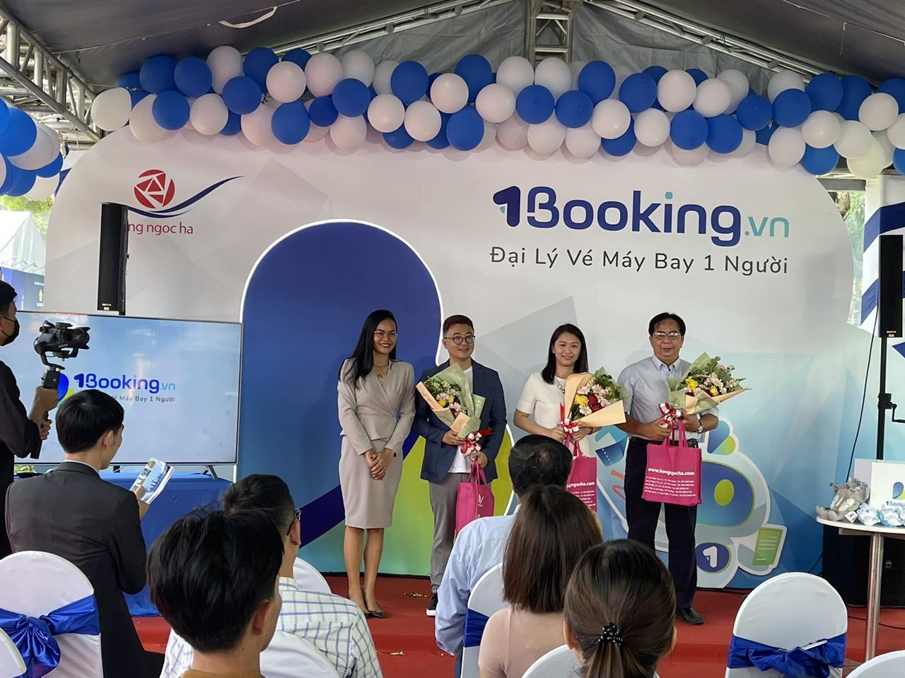 Hồng Ngọc Hà ra mắt nền tảng tìm kiếm và đặt vé máy bay 1booking.vn