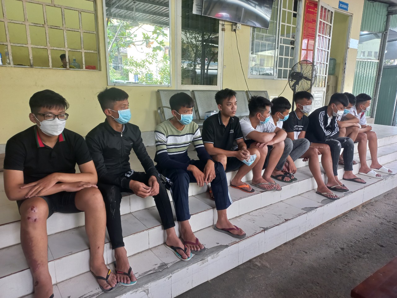 Bắt hơn 20 thanh ni&ecirc;n hỗn chiến bằng bom xăng v&agrave; nổ s&uacute;ng ở TP Bi&ecirc;n Ho&agrave; - Ảnh 1.