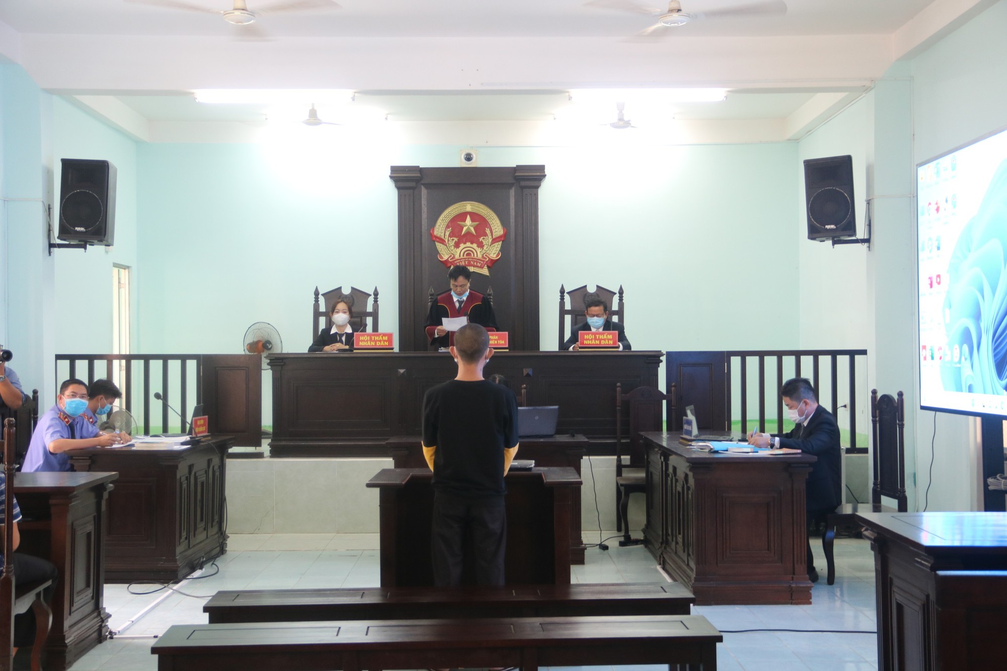 Tranh luận về h&agrave;nh vi điều khiển xe m&uacute;c đập nhiều nh&aacute;t v&agrave;o đầu &ocirc; t&ocirc; đang c&oacute; người - Ảnh 1.