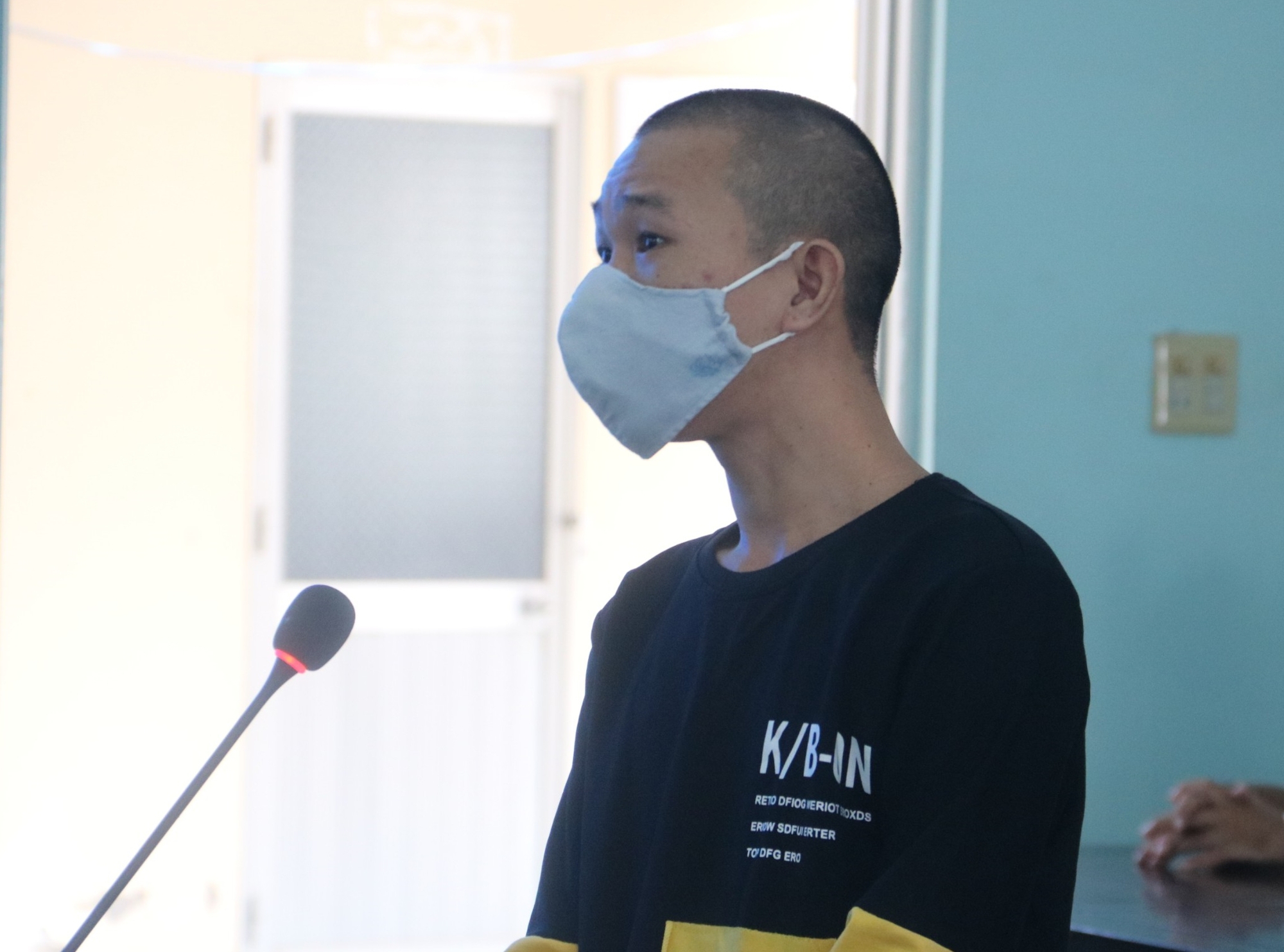 Tranh luận về h&agrave;nh vi điều khiển xe m&uacute;c đập nhiều nh&aacute;t v&agrave;o đầu &ocirc; t&ocirc; đang c&oacute; người - Ảnh 2.
