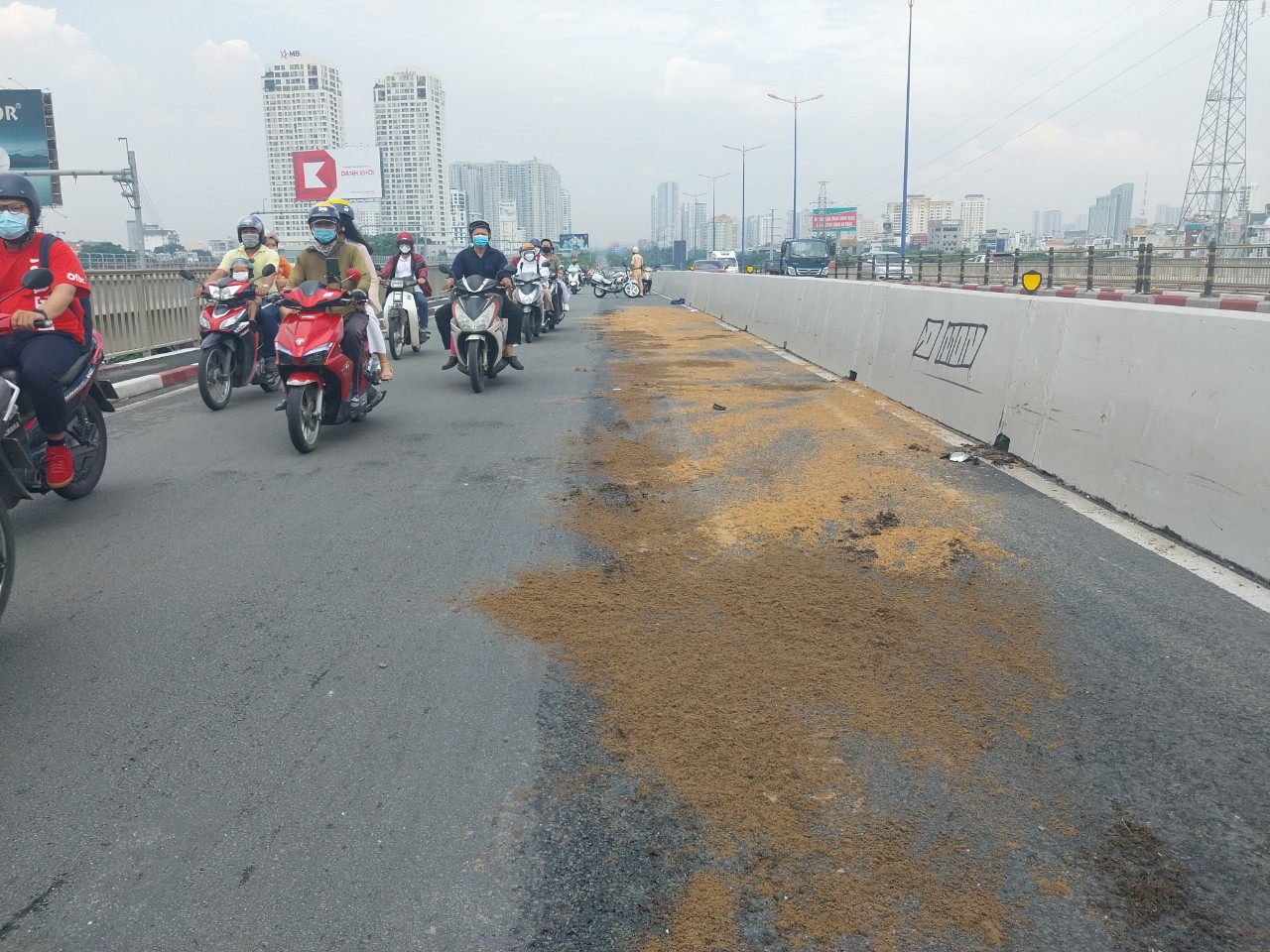 Người ngã sõng soài, xe máy văng liên tiếp trên cầu Sài Gòn