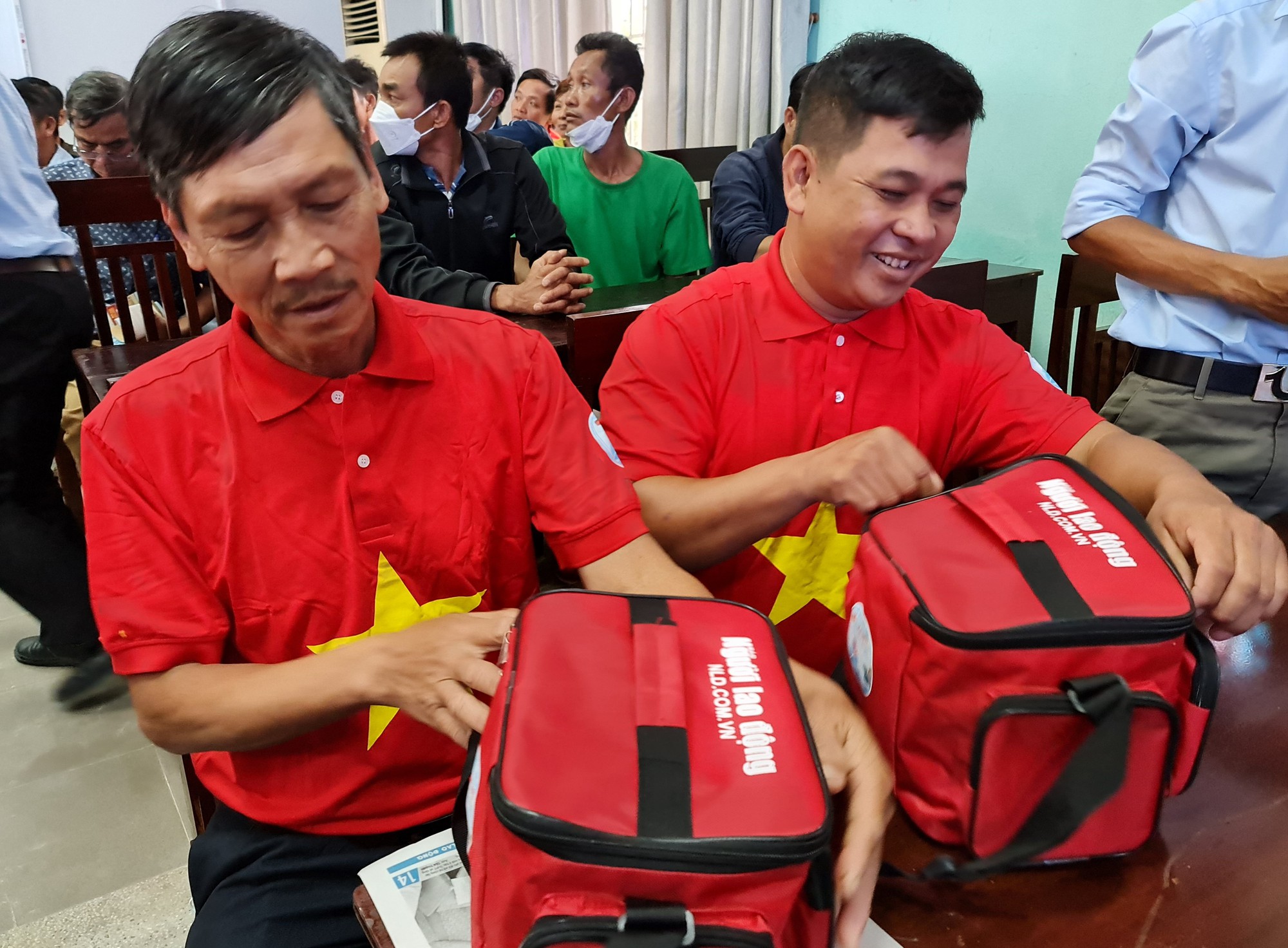 Ngư dân Thừa Thiên – Huế nhận 10.000 lá cờ Tổ quốc - Ảnh 6.