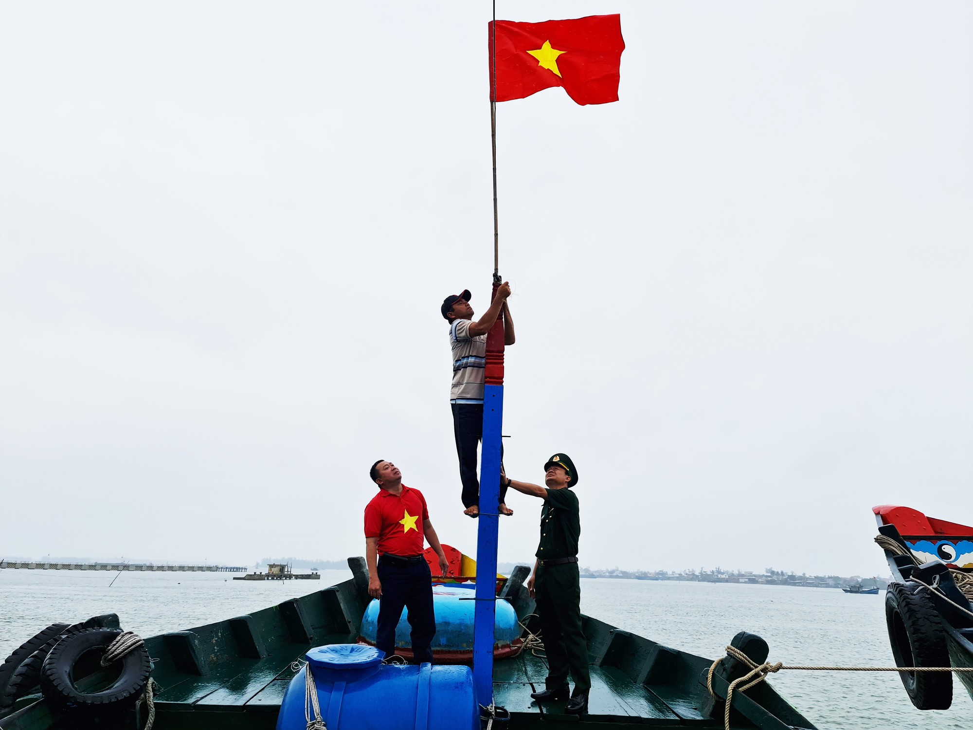 Ngư dân Thừa Thiên – Huế nhận 10.000 lá cờ Tổ quốc