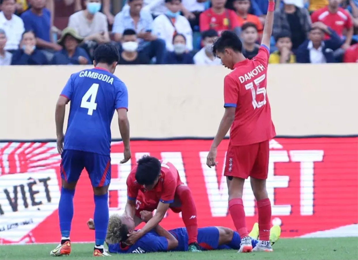 Có nên kéo lưỡi để ngăn "nuốt lưỡi" khi va chạm trong bóng đá?