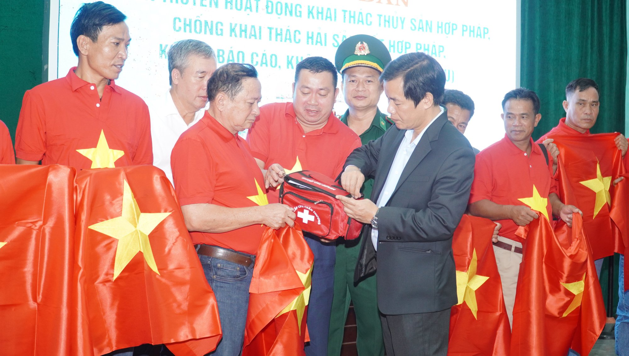 Kề vai sát cánh cùng ngư dân