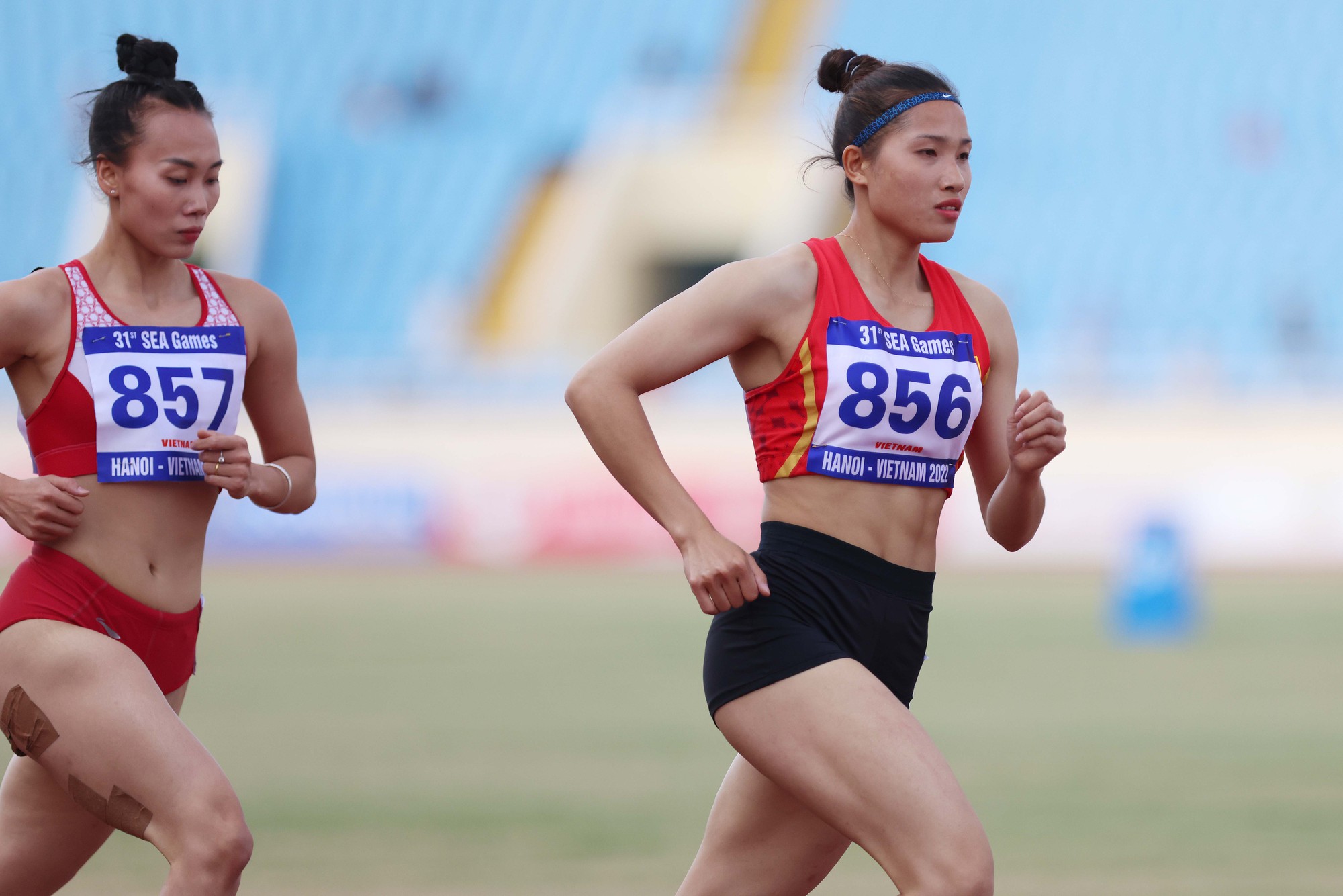 Nguyễn Linh Na ôm mẹ khóc nức nở sau khi giành HCV SEA Games 31 - Ảnh 3.