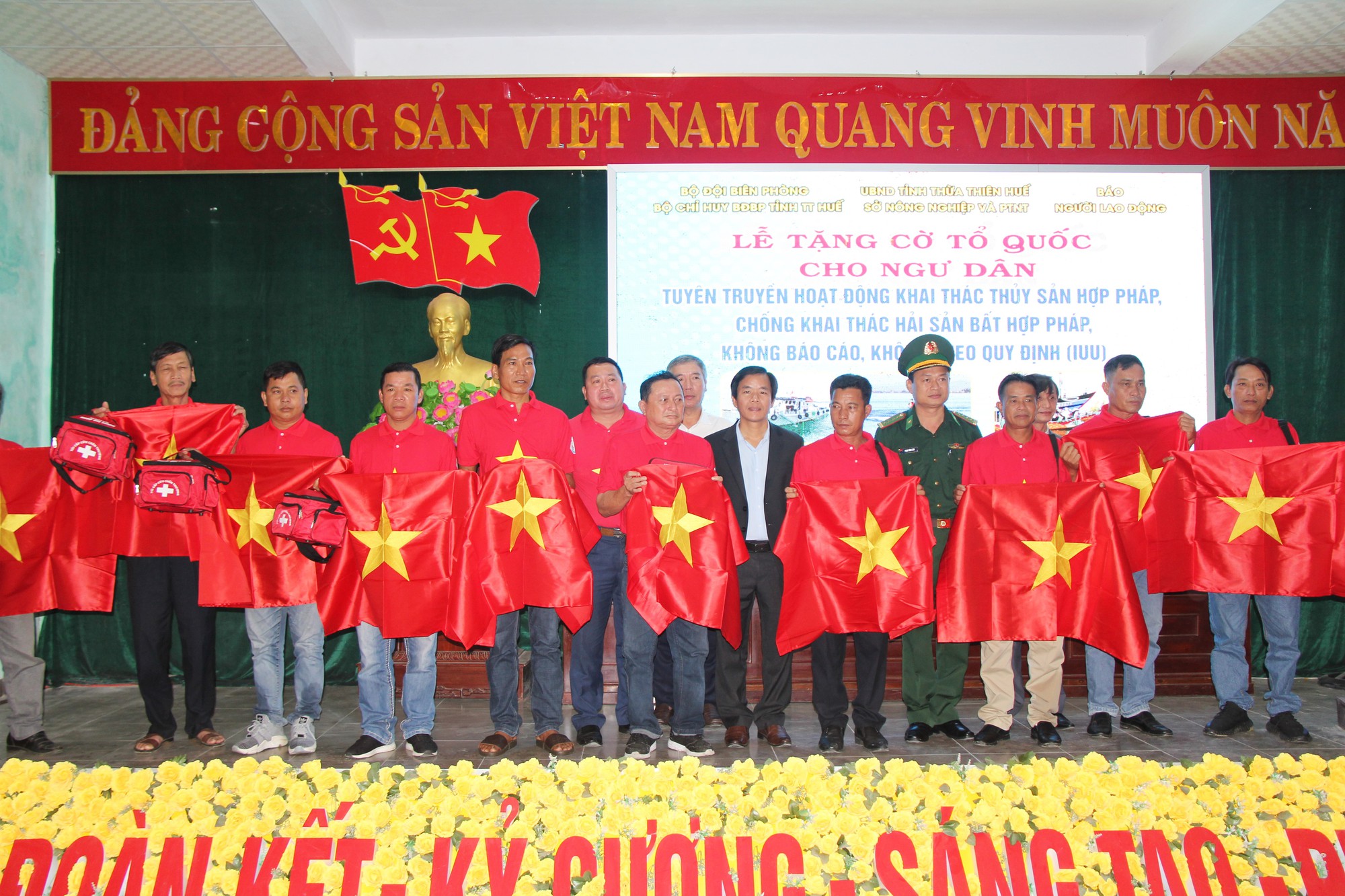 Ngư dân Thừa Thiên – Huế nhận 10.000 lá cờ Tổ quốc - Ảnh 5.