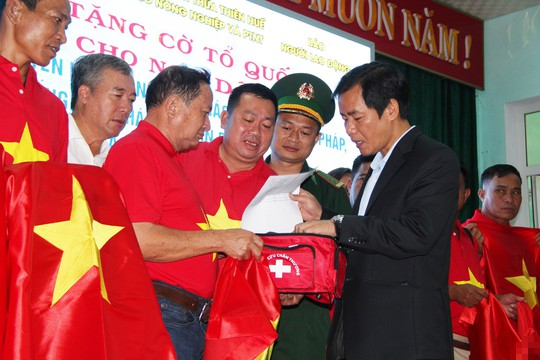 Ngư dân Thừa Thiên – Huế nhận 10.000 lá cờ Tổ quốc - Ảnh 10.