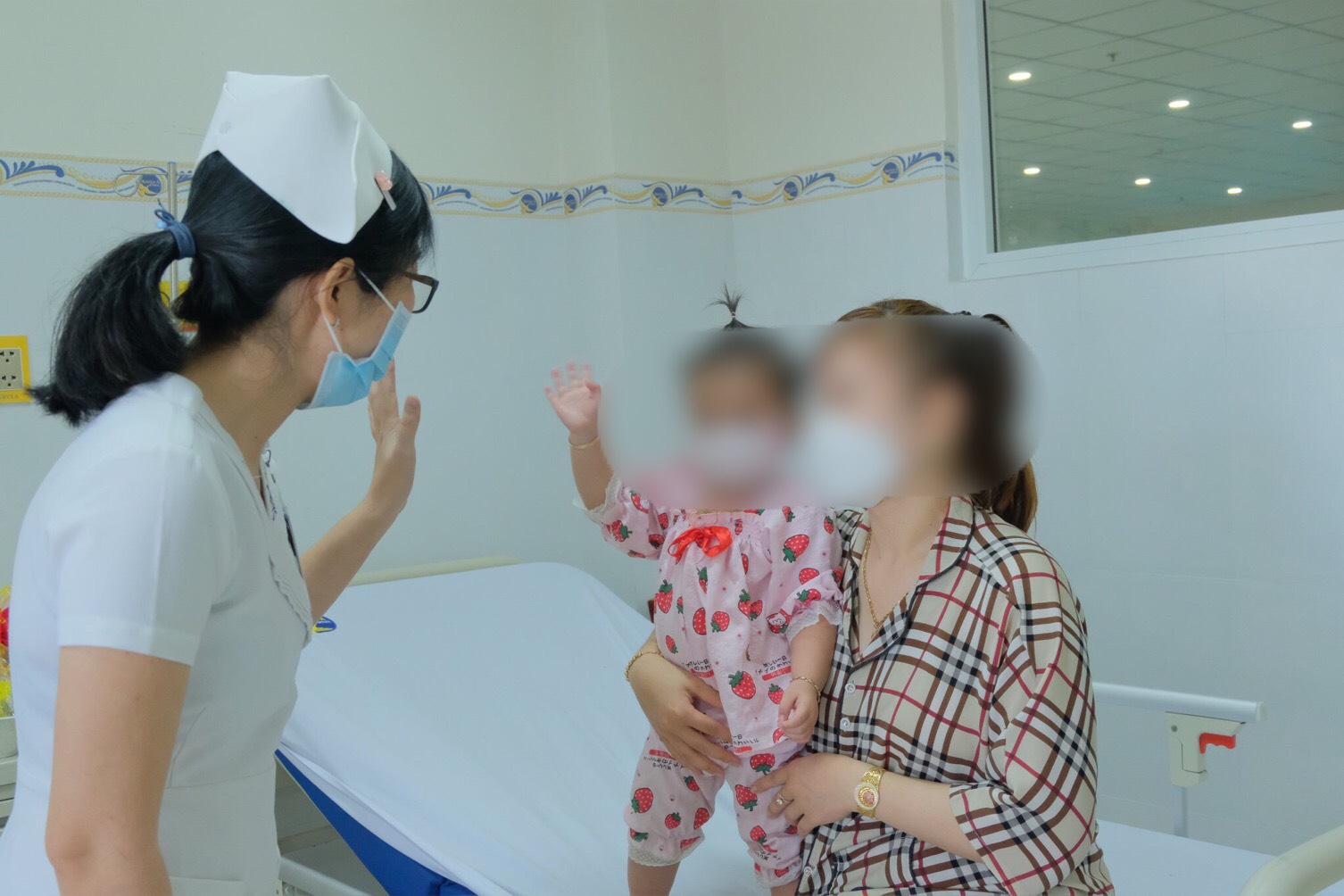 Bé gái suýt chết sau khi uống kháng sinh trị viêm amidan