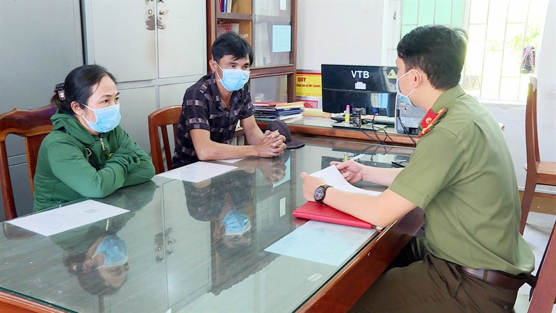 Mang sổ đỏ giả để... khiếu nại quyết định cưỡng chế của ch&iacute;nh quyền - Ảnh 1.