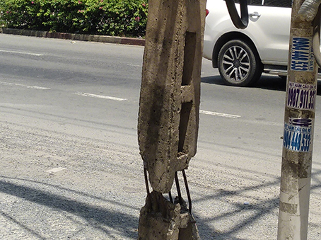 Trụ điện nguy hiểm