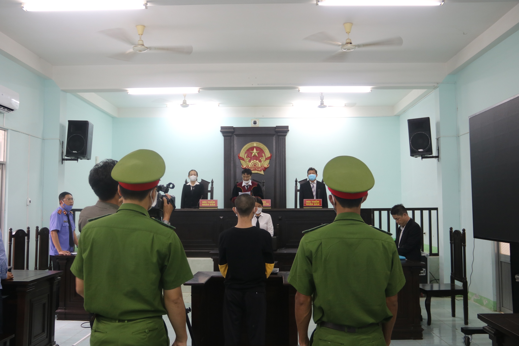Tuyên án tài xế dùng xe múc đập nát 2 ôtô trên công trường cao tốc