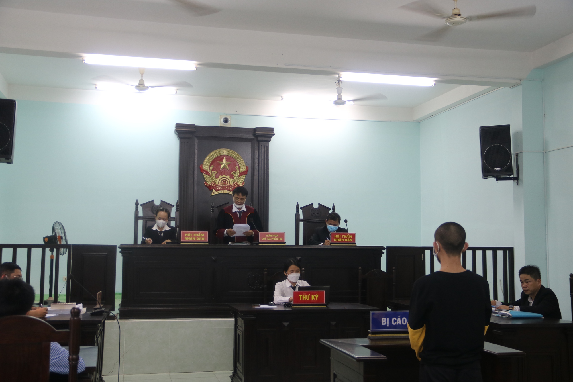 Tuy&ecirc;n &aacute;n t&agrave;i xế d&ugrave;ng xe m&uacute;c đập n&aacute;t 2 &ocirc;t&ocirc; tr&ecirc;n c&ocirc;ng trường cao tốc - Ảnh 2.