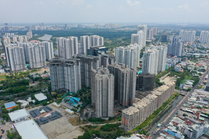 Cần thận trọng khi siết tín dụng bất động sản - Ảnh 1. Cần thận trọng khi siết tín dụng bất động sản - Ảnh 1.