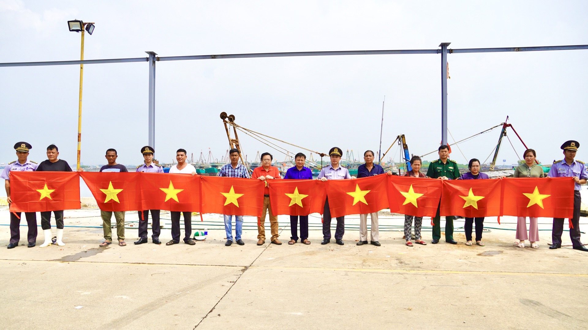 Trao 2.000 l&aacute; cờ Tổ quốc cho ngư d&acirc;n B&agrave; Rịa - Vũng T&agrave;u - Ảnh 2.
