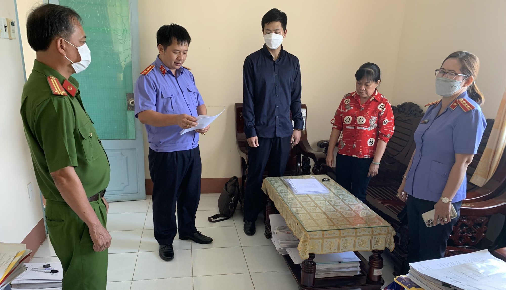 Chiếm đoạt tiền đương sự nộp, nguy&ecirc;n chi cục trưởng thi h&agrave;nh &aacute;n bị bắt - Ảnh 1.