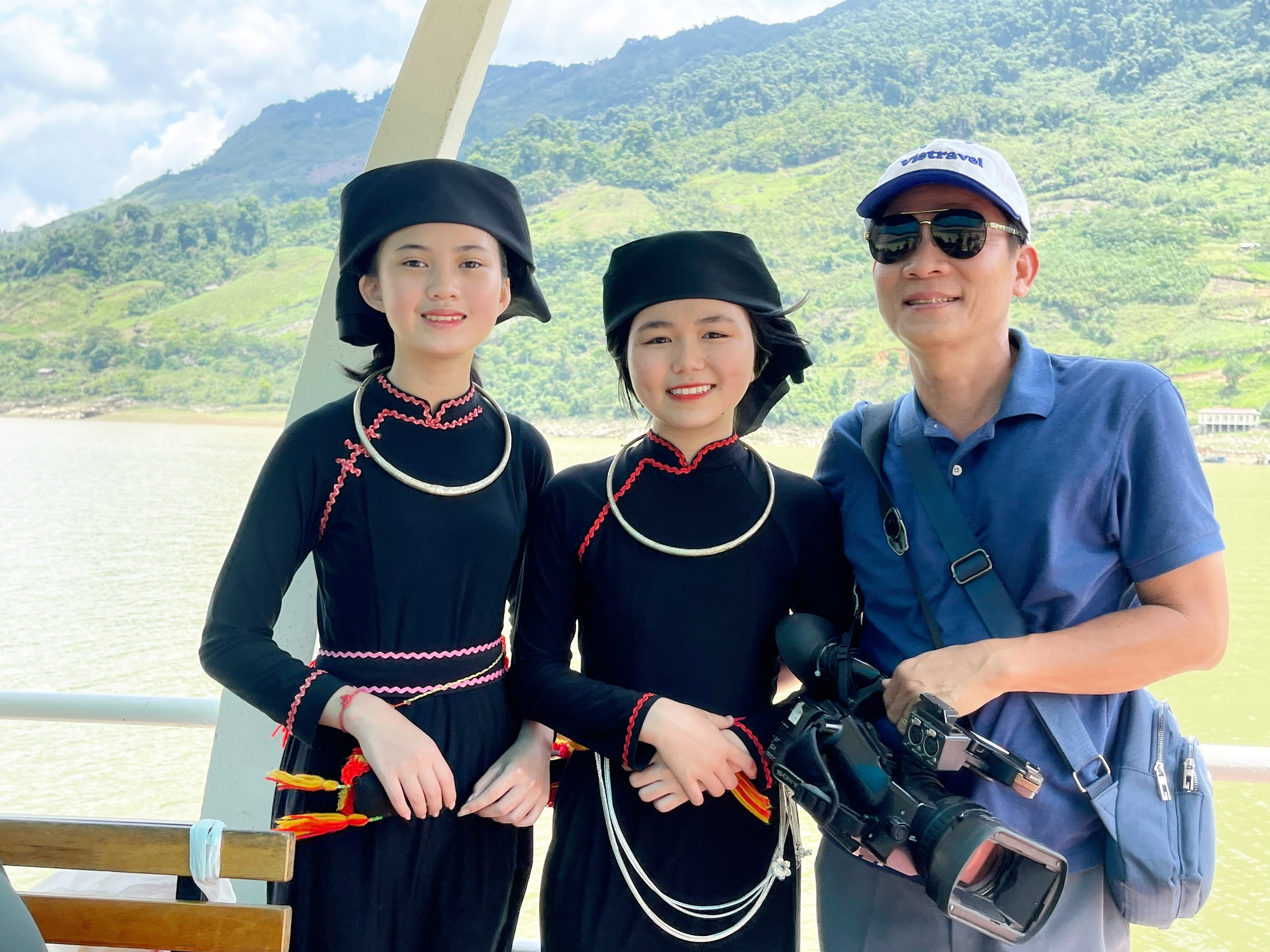 &ldquo;Lạc tr&ocirc;i&rdquo; tr&ecirc;n d&ograve;ng s&ocirc;ng G&acirc;m, nghe h&aacute;t Then giữa đất trời H&agrave; Giang, Tuy&ecirc;n Quang - Ảnh 6.