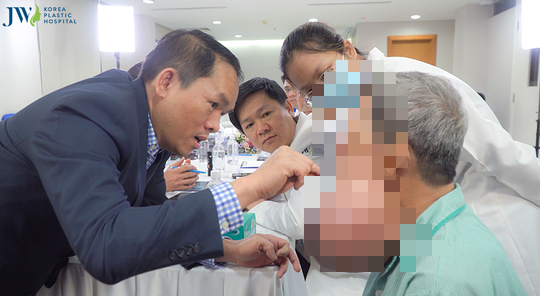 Chuy&ecirc;n gia đến từ Mỹ để hội chẩn ca bệnh 10 năm mang u qu&aacute;i khổng lồ tr&ecirc;n mặt - Ảnh 1.