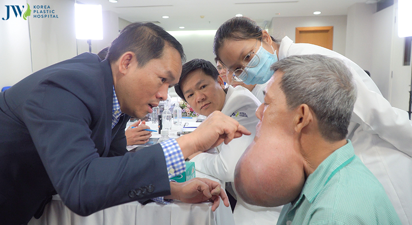 Chuyên gia đến từ Mỹ để hội chẩn ca bệnh 10 năm mang u quái khổng lồ trên mặt
