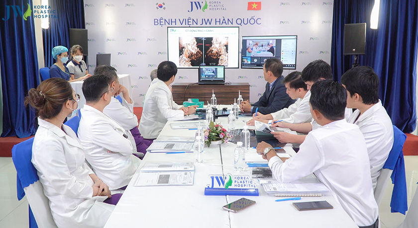 Chuy&ecirc;n gia đến từ Mỹ để hội chẩn ca bệnh 10 năm mang u qu&aacute;i khổng lồ tr&ecirc;n mặt - Ảnh 3.