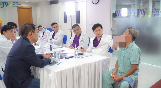 Chuy&ecirc;n gia đến từ Mỹ để hội chẩn ca bệnh 10 năm mang u qu&aacute;i khổng lồ tr&ecirc;n mặt - Ảnh 5.