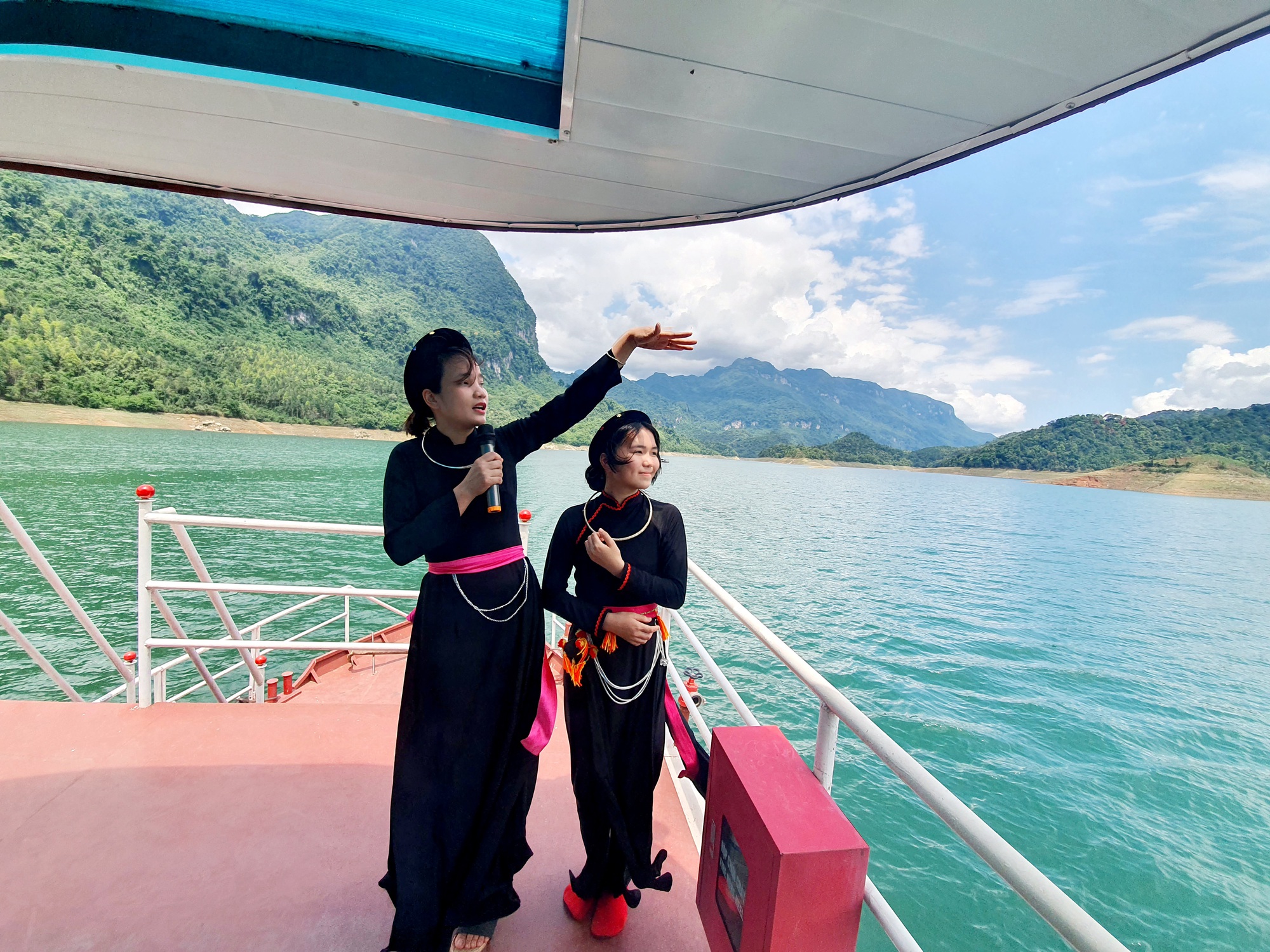 &ldquo;Lạc tr&ocirc;i&rdquo; tr&ecirc;n d&ograve;ng s&ocirc;ng G&acirc;m, nghe h&aacute;t Then giữa đất trời H&agrave; Giang, Tuy&ecirc;n Quang - Ảnh 4.