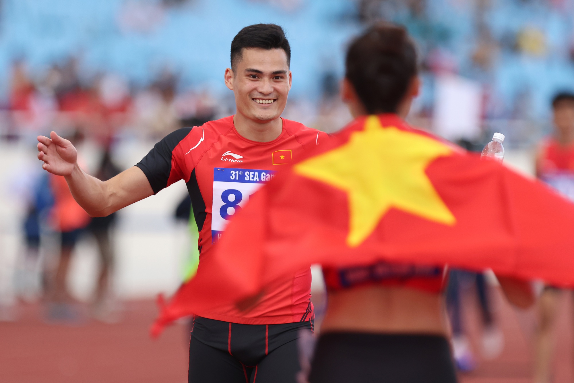 Cảm x&uacute;c tr&aacute;i ngược của anh em nh&agrave; họ Qu&aacute;ch trong ng&agrave;y mưa v&agrave;ng điền kinh - Ảnh 6.