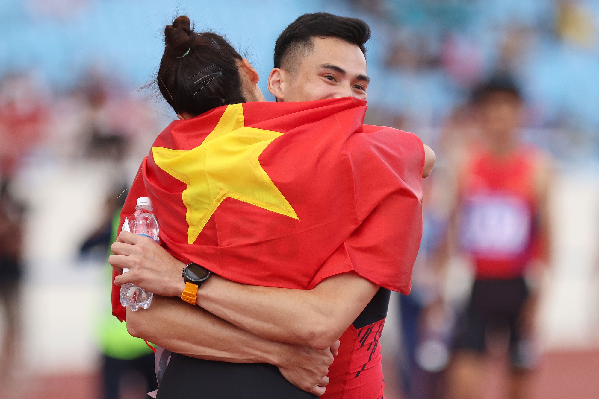 Cảm x&uacute;c tr&aacute;i ngược của anh em nh&agrave; họ Qu&aacute;ch trong ng&agrave;y mưa v&agrave;ng điền kinh - Ảnh 8.
