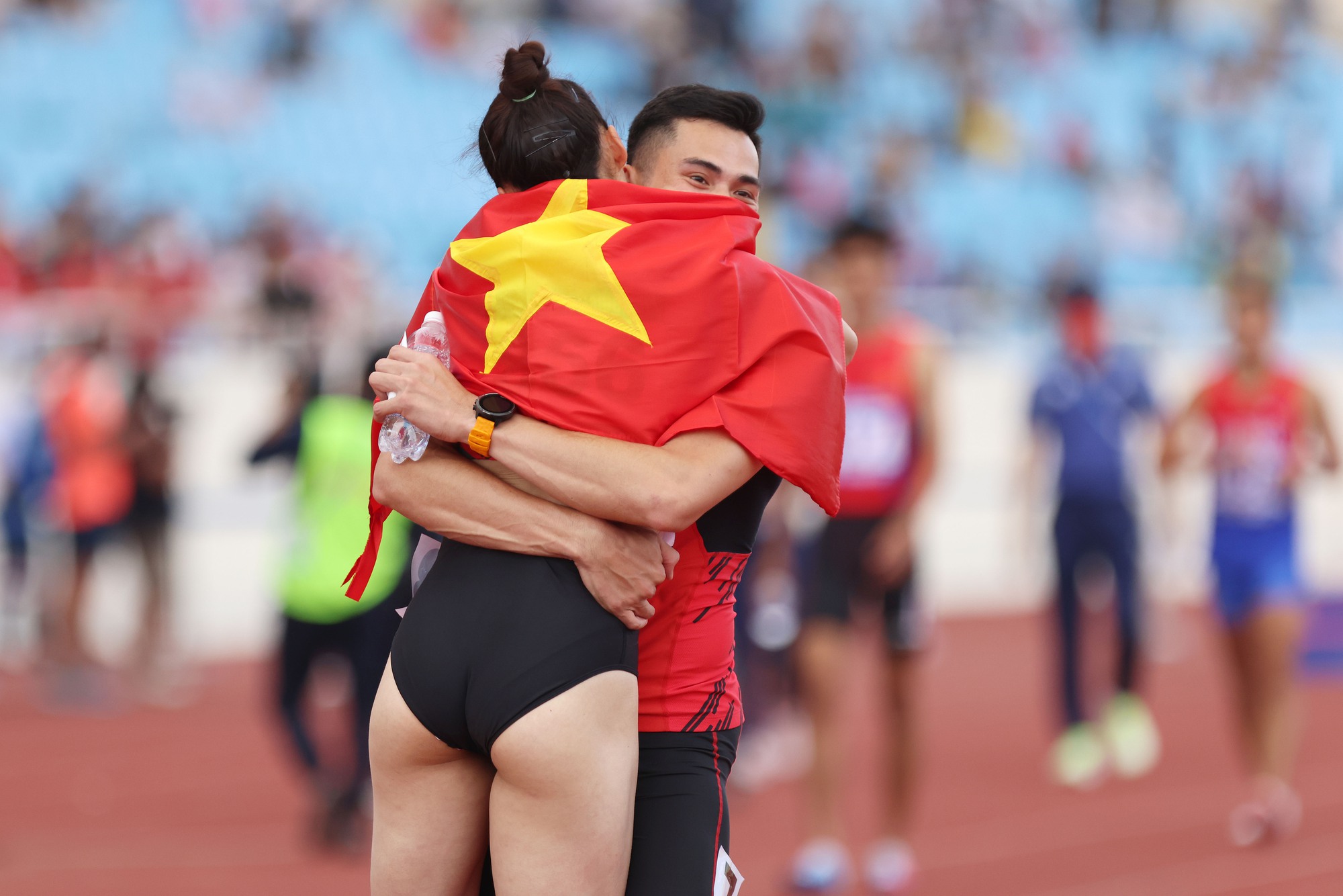 Cảm x&uacute;c tr&aacute;i ngược của anh em nh&agrave; họ Qu&aacute;ch trong ng&agrave;y mưa v&agrave;ng điền kinh - Ảnh 7.