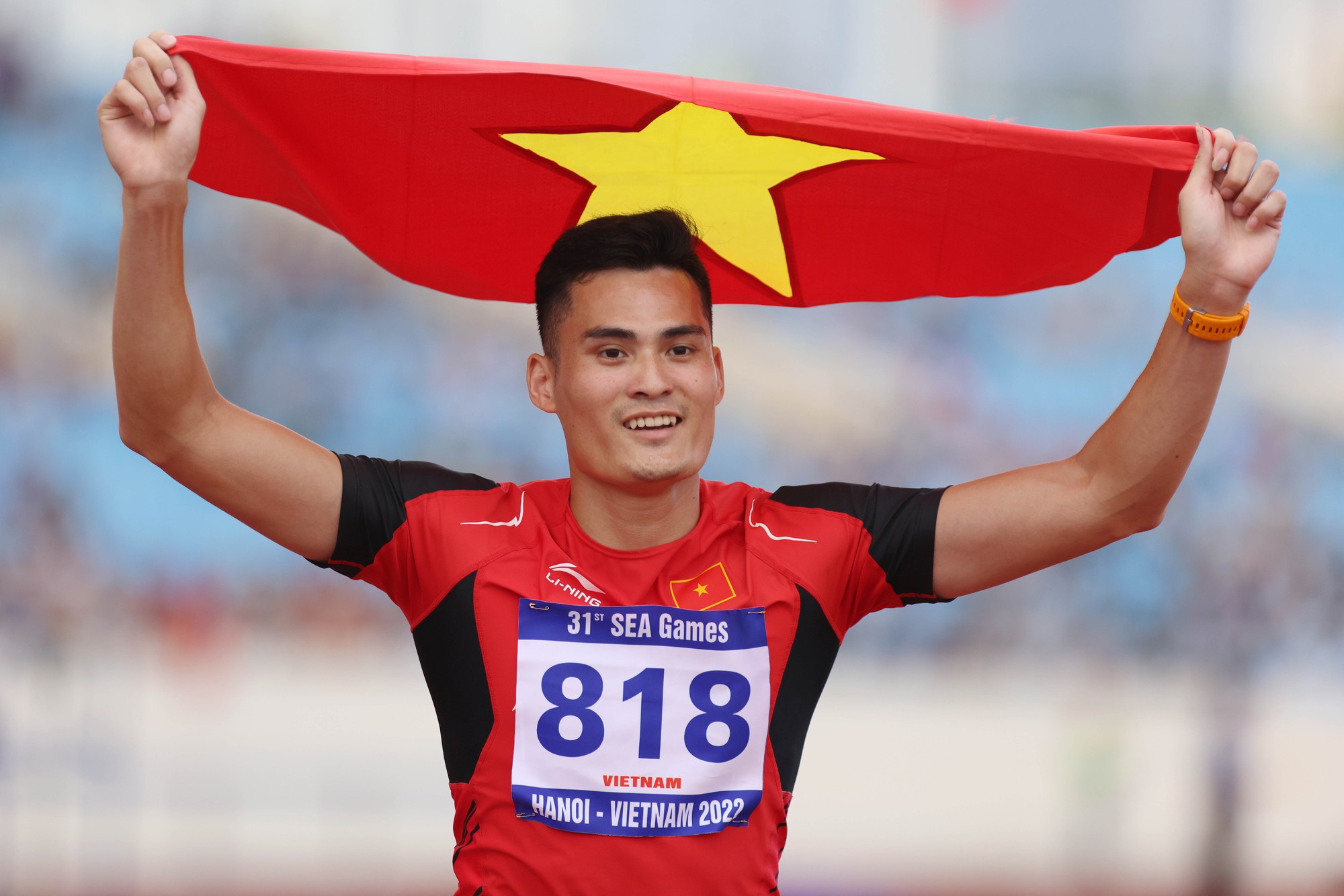Cảm x&uacute;c tr&aacute;i ngược của anh em nh&agrave; họ Qu&aacute;ch trong ng&agrave;y mưa v&agrave;ng điền kinh - Ảnh 14.